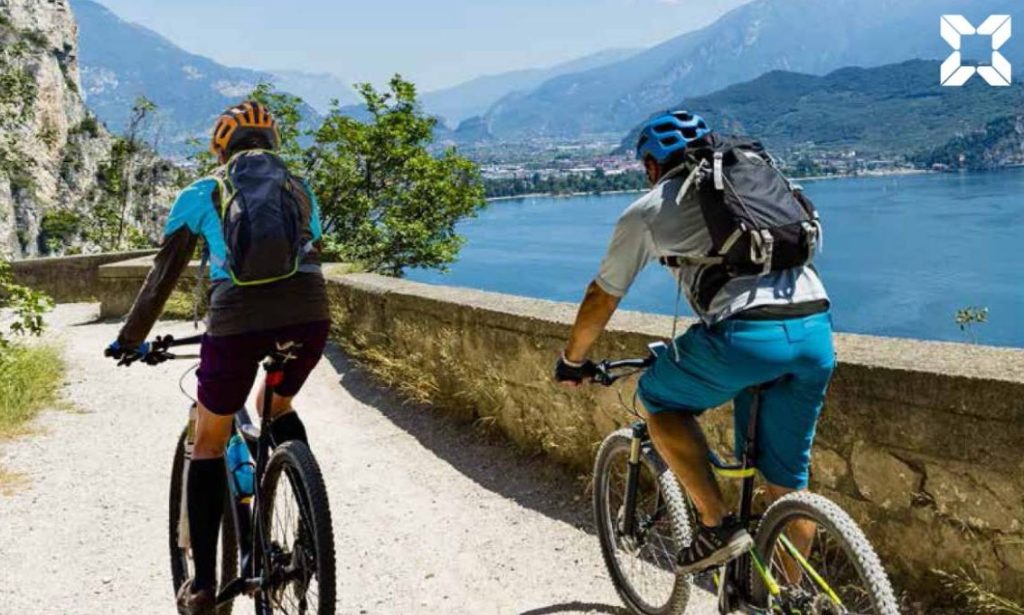 Couple-cycling-Blog-image-aspect-ratio-750-450