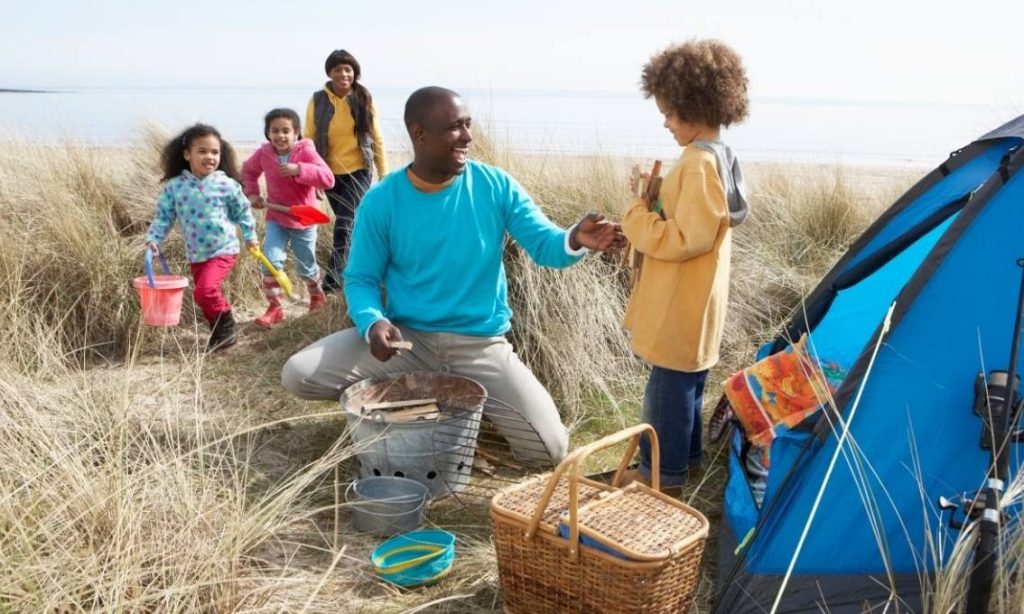 Young-family-on-beach-aspect-ratio-750-450